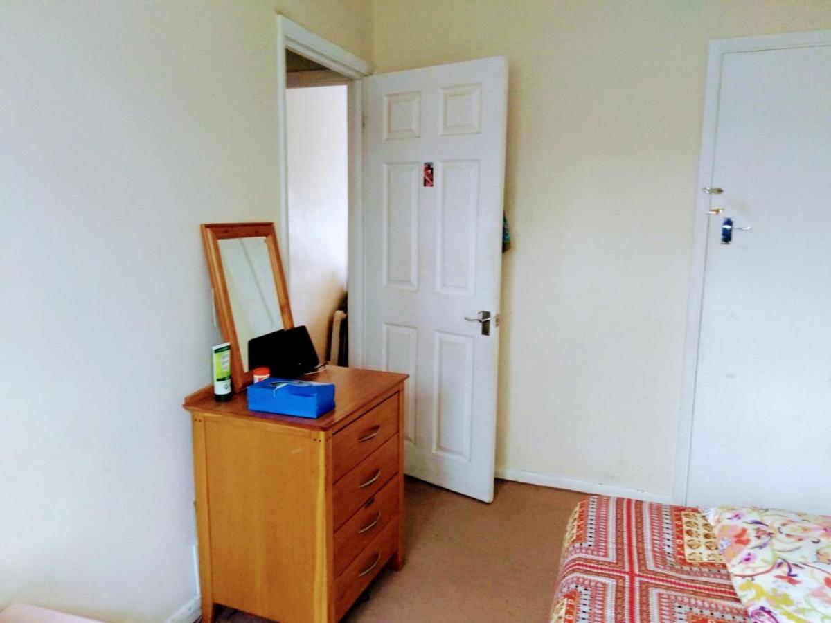 Comfortable Double Bedroom In London Hornchurch Екстер'єр фото
